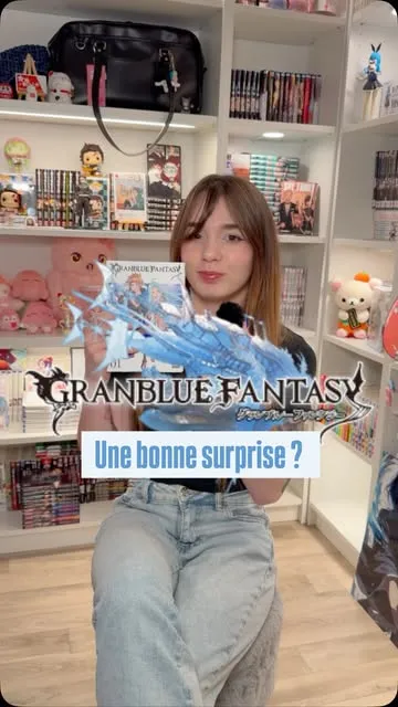 Natsumi présente Granblue Fantasy devant sa collection de mangas