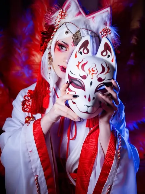 Natsumi en tenue kitsune, tenant un masque de renard